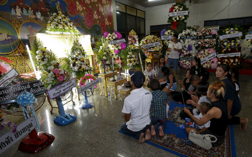 Relatives of Waraporn Changtam, a Thai victim of Monday's bomb blast, prays during a Buddhist funeral at a temple in Nonthaburi province, on the outskirts of Bangkok, Thailand, August 19, 2015. Thai police said on Wednesday that a suspect captured by CCTV cameras minutes before a bomb exploded at Bangkok's Erawan shrine was a foreigner, and his appearance suggested he might be from Europe or the Middle East. Police spokesman Prawut Thawornsiri also said investigators were now convinced two other men seen on the grainy video footage were accomplices. Photo: Reuters