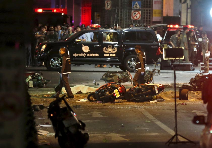 Security forces inspect the site of a blast in central Bangkok, Thailand, August 17, 2015. Photo: Reuters