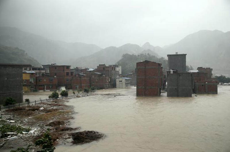 A town is seen submerged as it is hit by Typhoon Soudelor in Ningde, Fujian province, China, August 9, 2015. Photo:Reuters