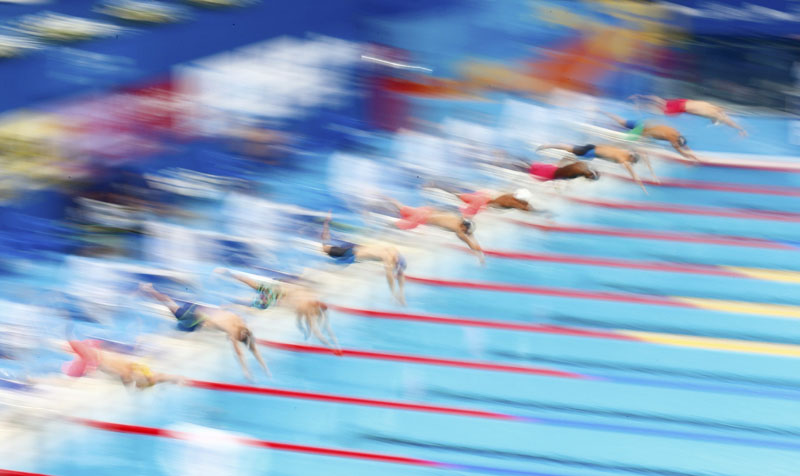 Competitors start in a men's 100m freestyle heat at the Aquatics World Championships in Kazan, Russia, August 5, 2015.      Photo: Reuters