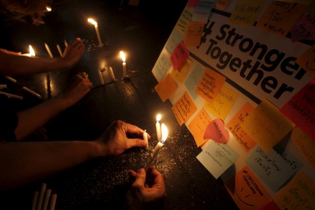 People light candles at the Erawan shrine, the site of Monday's deadly blast, in central Bangkok, Thailand, August 18, 2015.  REUTERS/Kerek Wongsa
