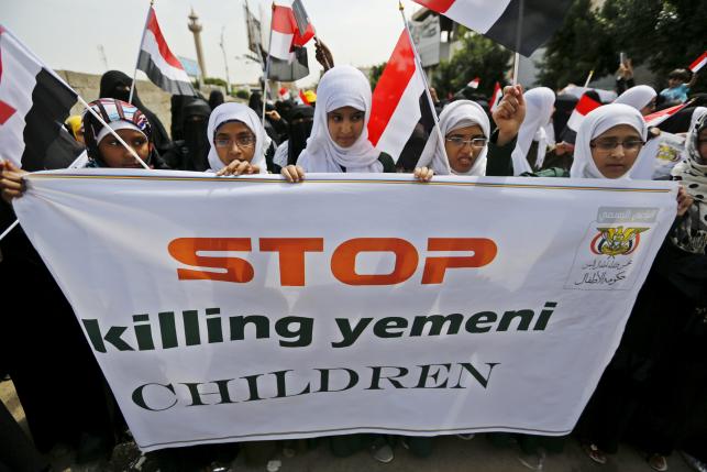 Girls demonstrate against the Saudi-led coalition outside the offices of the United Nations in Yemen's capital Sanaa August 11, 2015. REUTERS/Khaled Abdullah