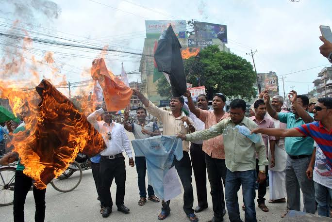 Demonstrators burning the effigies of the leaders of the four major political forcesu2014Nepali Congress, CPN-UML, UCPN-Maoist and MJFDu2014 in Ghantaghar of Birgunj on Sunday, August 09, 2015. Photo: Ram Sarraf