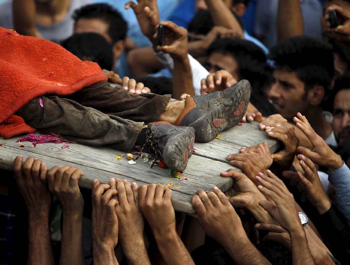Kashmiri villagers carry the body of a suspected militant during his funeral in Kakapora village, south of Srinagar, August 7, 2015. Photo: Reuters