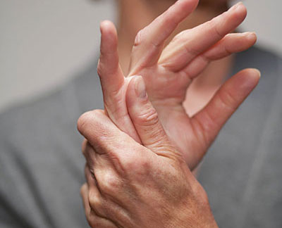 Joint pain in fingers. Photo: health.com