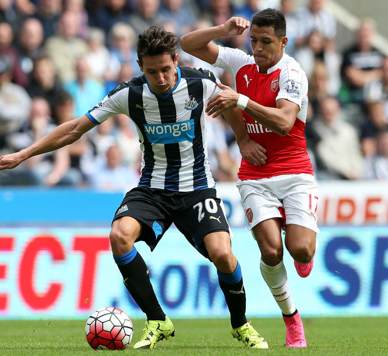 Newcastle United's Florian Thauvin, left, vies for the ball with Arsenal's Alexis Sanchez, right, during their English Premier League soccer match between Newcastle United and Arsenal at St James' Park, Newcastle, England, Saturday, Aug. 29, 2015. Photo: AP