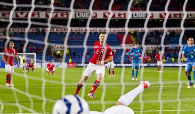 Norway's John Arne Riise (C) scores a goal against Slovenia during their 2014 World Cup qualifying soccer match in Oslo, September 11, 2012. Photo:Reuters