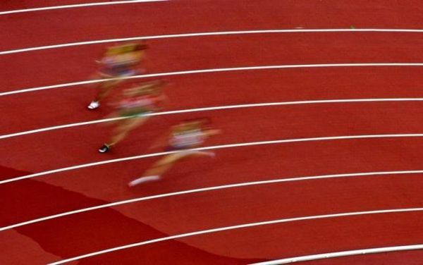 Runners compete in the women's 200 metres heat at the world athletics championships in Helsinki, August 10, 2005. Photo: REUTERS