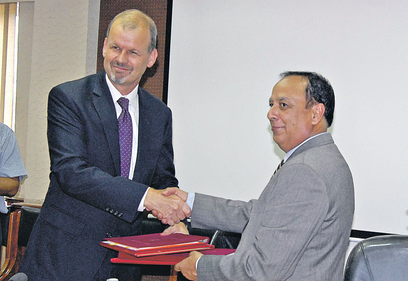 Johannes Zutt, World Bank Group Country Director for Nepal, exchanging MoU with Finance Secretary Suman Prasad Sharma, in Kathmandu, on Friday. Photo: THT