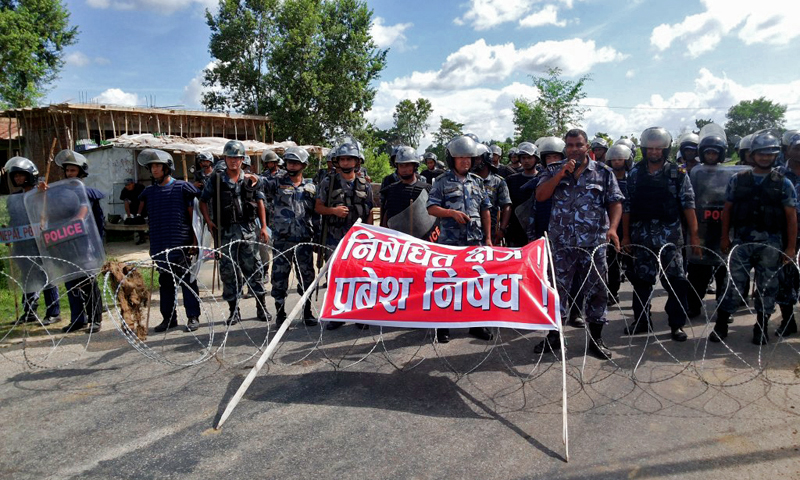 Police personnel preventing protesters from entering the prohibited area in Gaur Muncipality, Rautahat, on Wednesday. Photo: THT