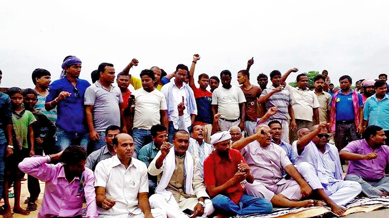 Cadres of United Democratic Madhesi Front staging a sit-in at Dasgaja on the border, in Birgunj, Parsa, on Thursday. Photo: THT