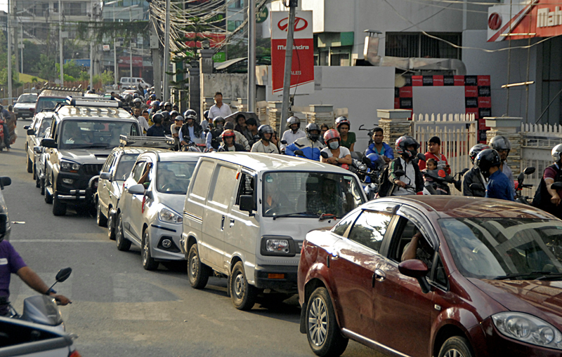 Cars and two-wheelers queuing up for fuel outside Nepal Police Headquaters in Naxal, Kathmandu, on Monday. Photo: THT
