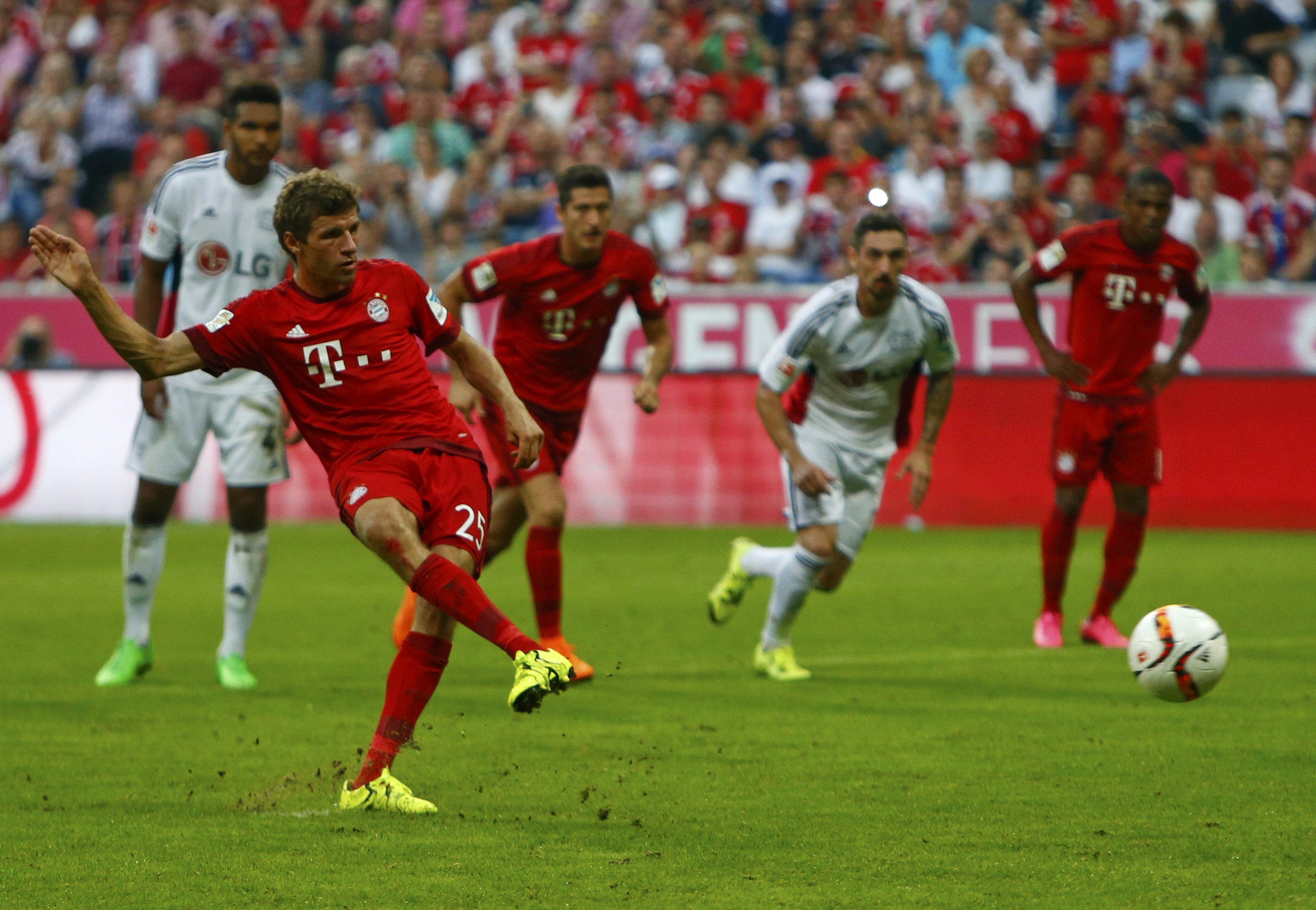 Bayern Munich's Thomas Mueller scores a goal by a penalty against Bayer Leverkusen during their German first division Bundesliga soccer match in Munich, Germany August 29, 2015.   REUTERS/Michaela Rehle      DFL RULES TO LIMIT THE ONLINE USAGE DURING MATCH TIME TO 15 PICTURES PER GAME. IMAGE SEQUENCES TO SIMULATE VIDEO IS NOT ALLOWED AT ANY TIME. FOR FURTHER QUERIES PLEASE CONTACT DFL DIRECTLY AT + 49 69 650050