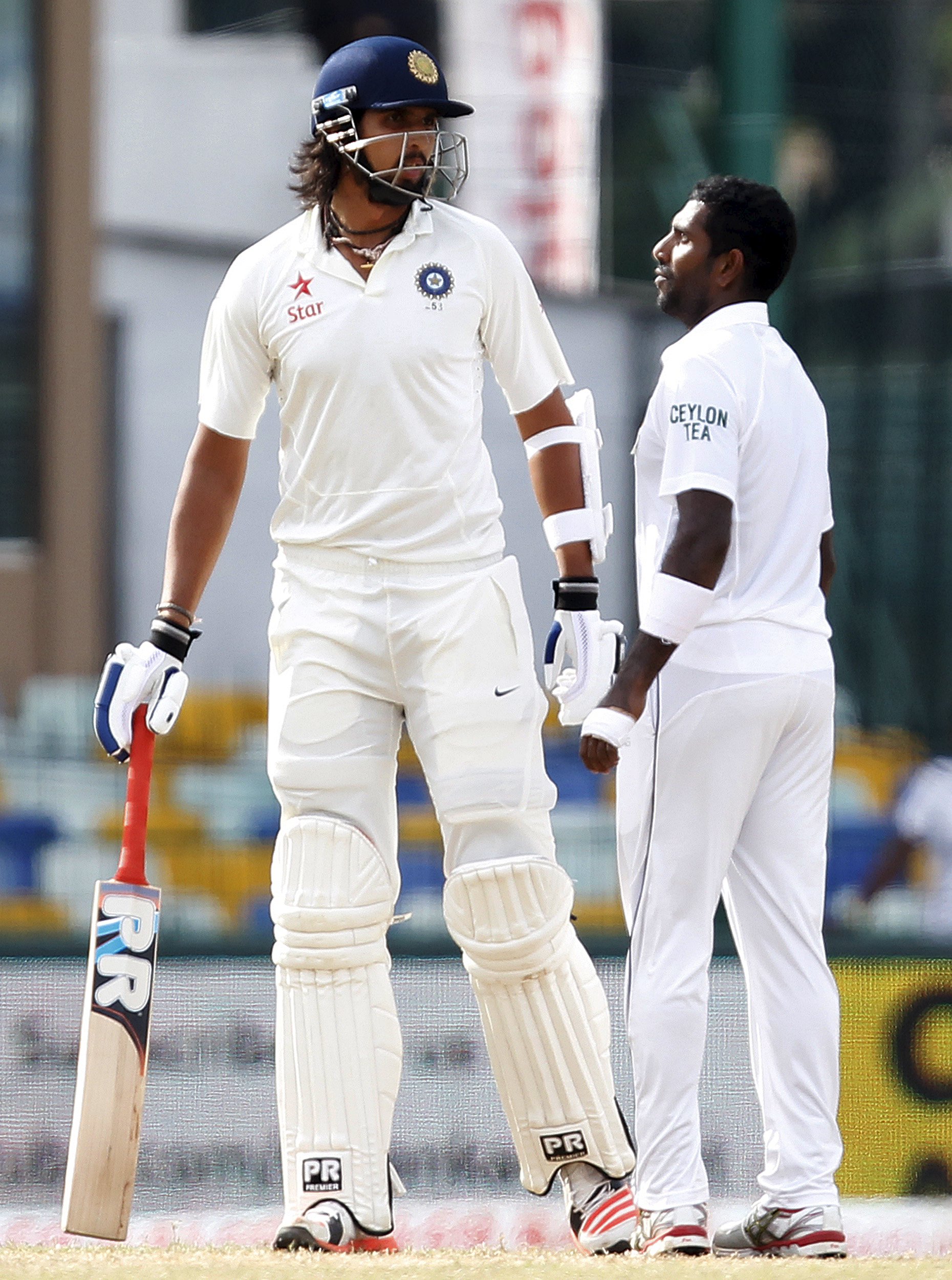 India's Ishant Sharma (left) argues with Sri Lanka's Dhammika Prasad (right) during the fourth day of their third and final test cricket match in Colombo August 31, 2015. Photo: REUTERS
