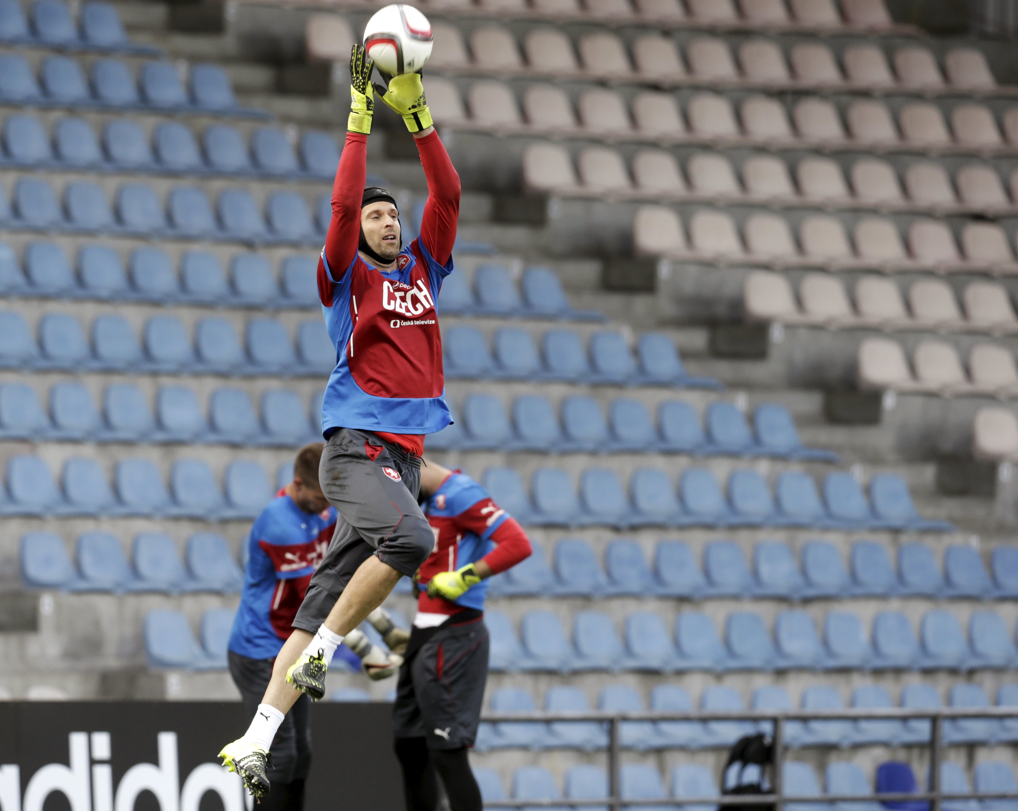 Czech Republic's goalkeeper Peter Cech attends a training session ahead of their Euro 2016 qualification match against Latvia in Riga, Latvia, September 5, 2015. REUTERS/Ints Kalnins