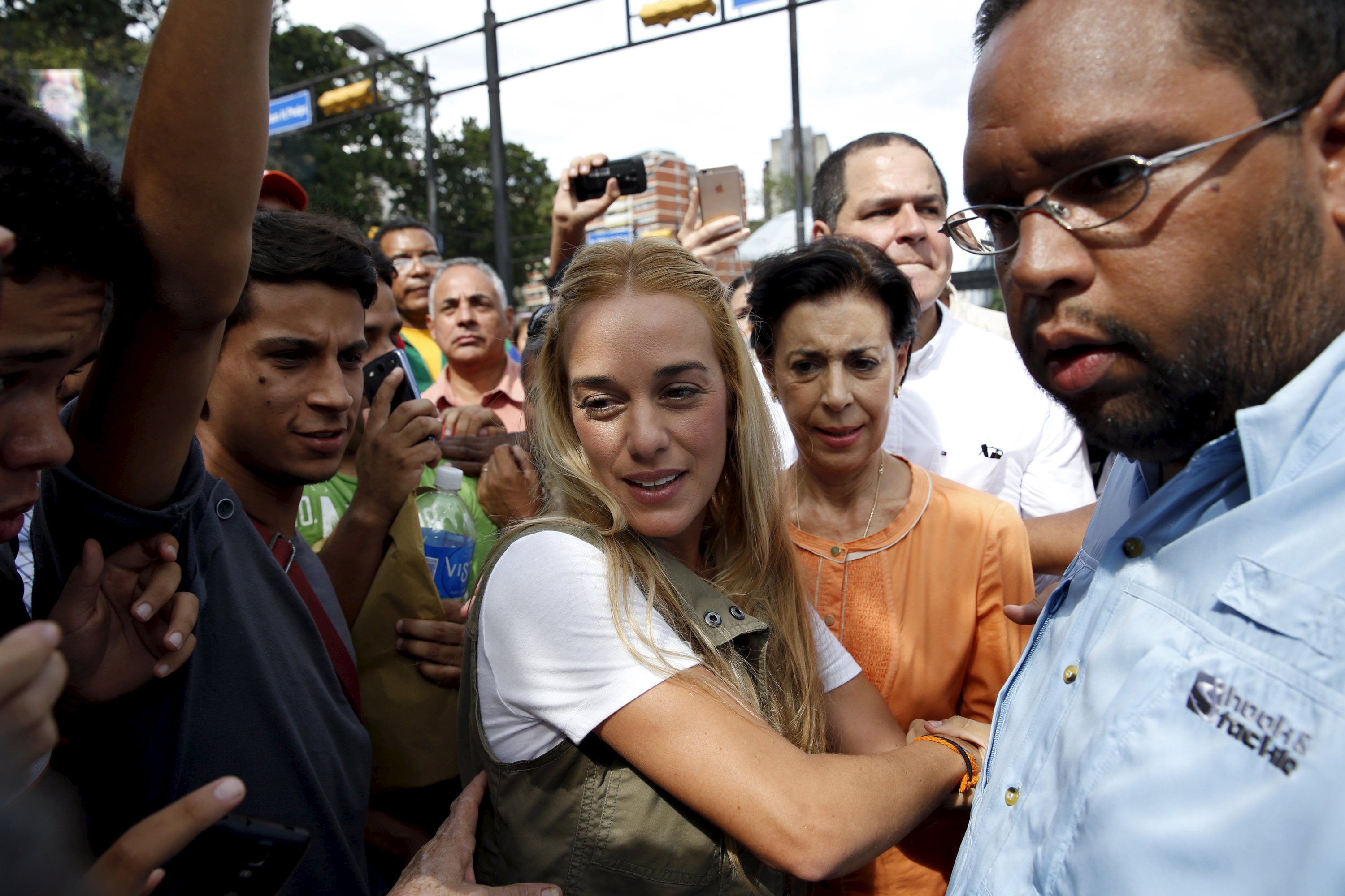 Lilian Tintori (C), wife of jailed opposition leader Leopoldo Lopez, greets supporters after a news conference in Caracas September 11, 2015. Venezuela's opposition denounced the sentencing of politician Leopoldo Lopez to nearly 14 years in jail as a tyrannical move by the unpopular ruling Socialists, vowing to redouble their campaign to beat them in December's parliamentary election.   REUTERS/Carlos Garcia Rawlins