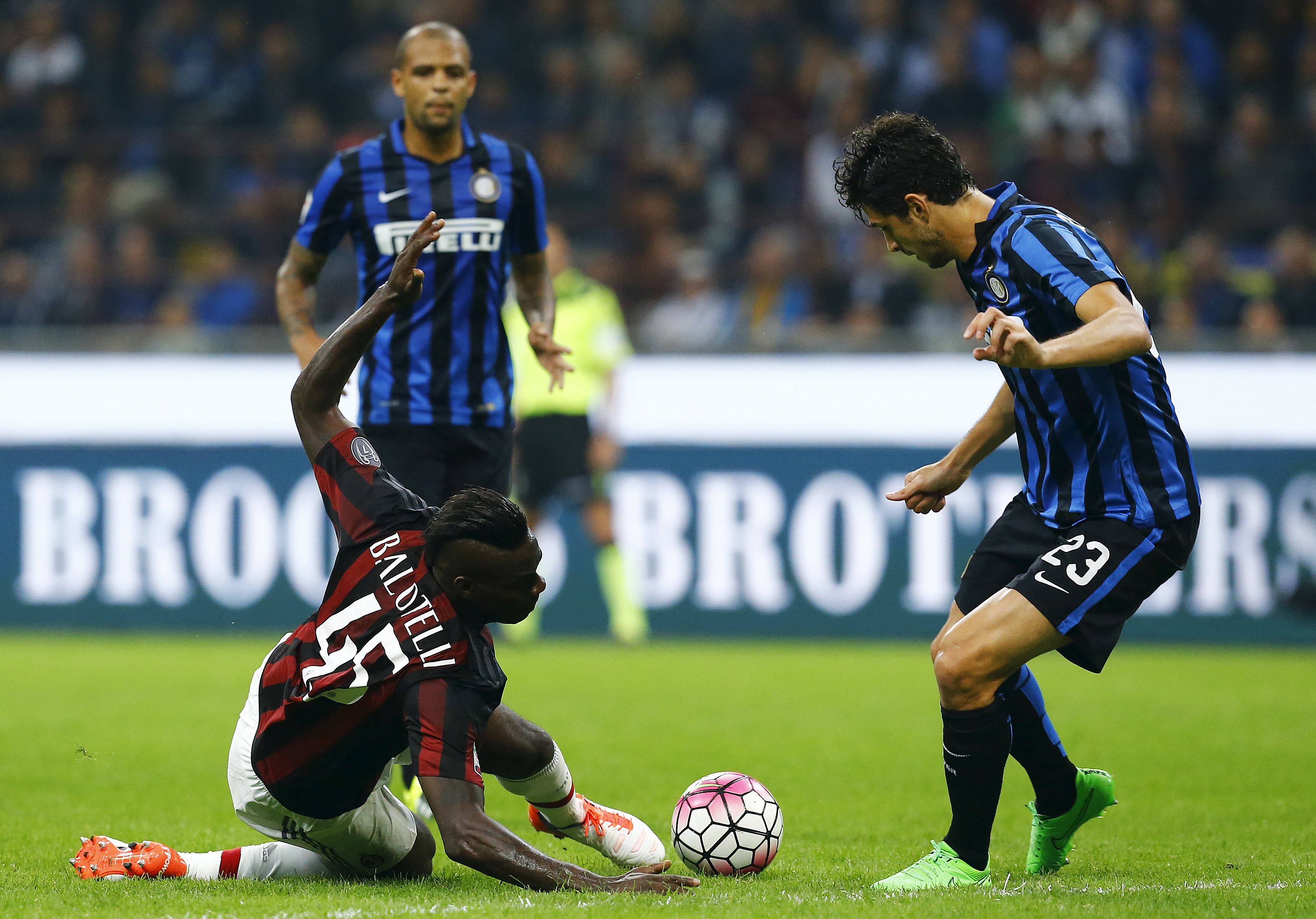 AC Milan's Mario Balotelli (L) challenges Andrea Ranocchia (R) of Inter Milan during the Italian Serie A soccer match at the San Siro stadium in Milan, Italy, September 13, 2015. REUTERS/Stefano Rellandini