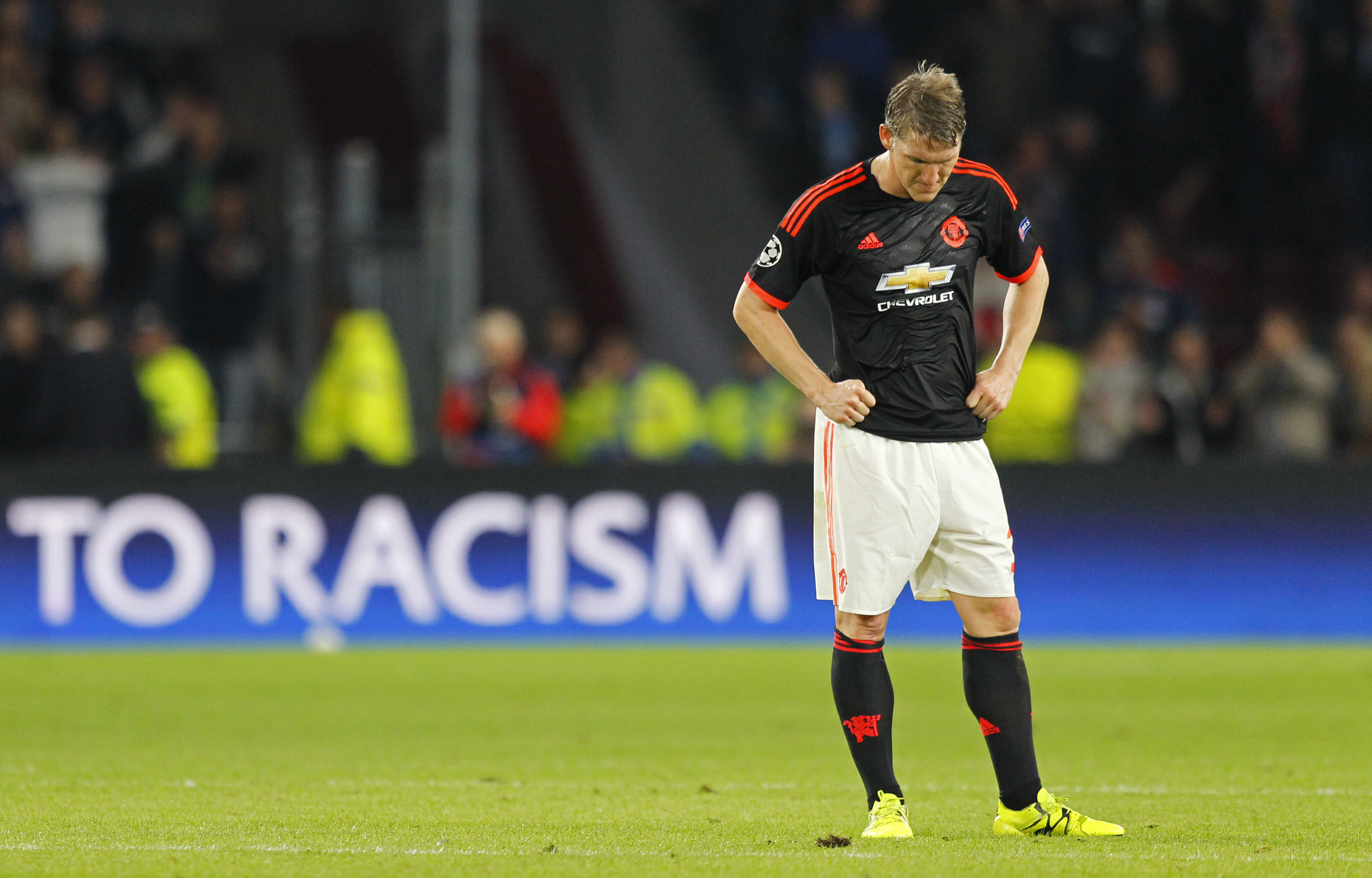 Football - PSV Eindhoven v Manchester United - UEFA Champions League Group Stage - Group B - Philips Stadion, Eindhoven, Netherlands - 15/9/15nManchester United's Bastian Schweinsteiger looks dejected at the end of the matchnReuters / Michael KoorennLivepicnEDITORIAL USE ONLY.