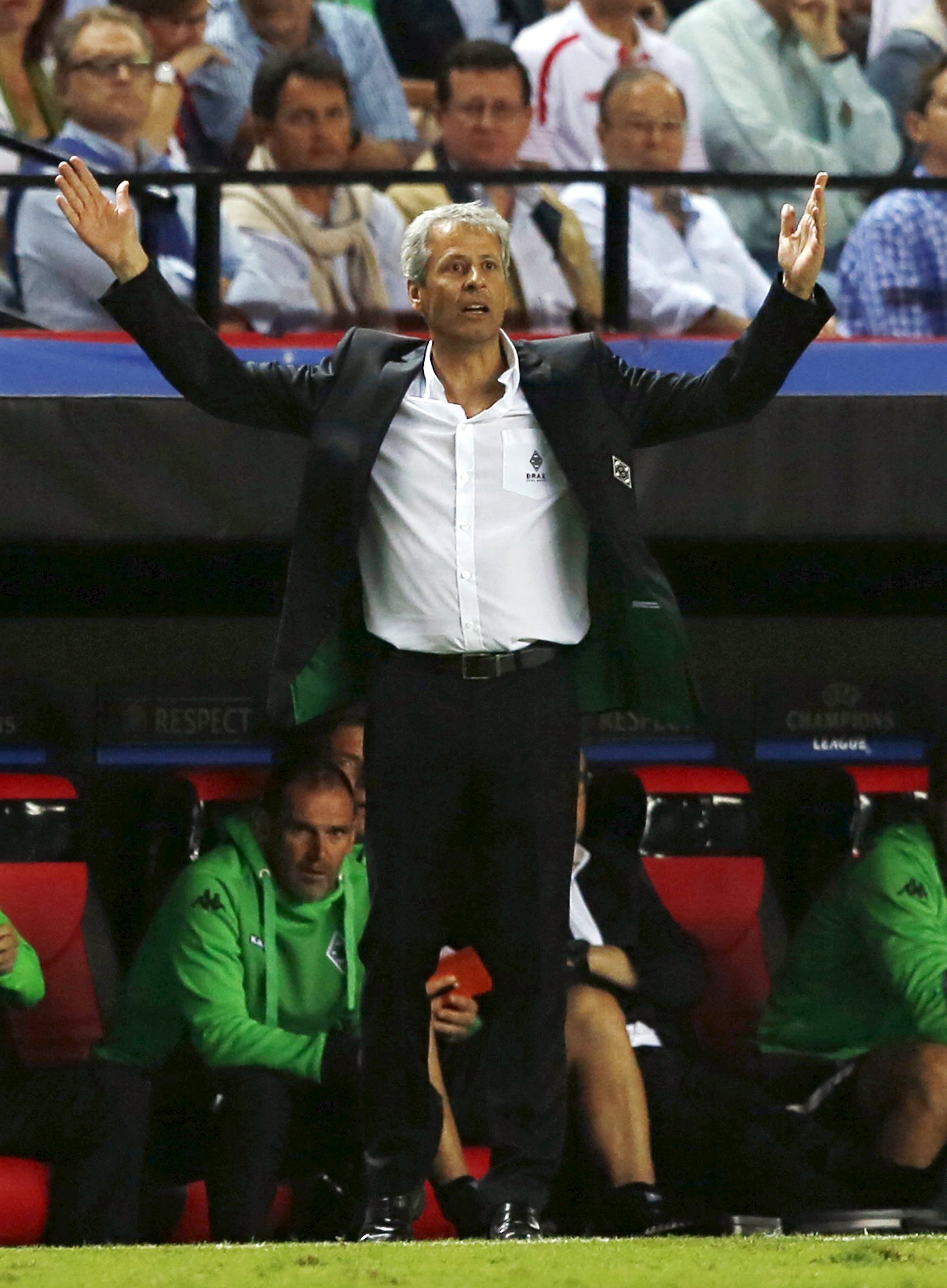 Moenchengladbach's coach Lucien Favre reacts during their Champions League group D soccer match against Sevilla at Ramon Sanchez Pizjuan stadium in Seville, September 15, 2015. REUTERS/Marcelo del Pozo