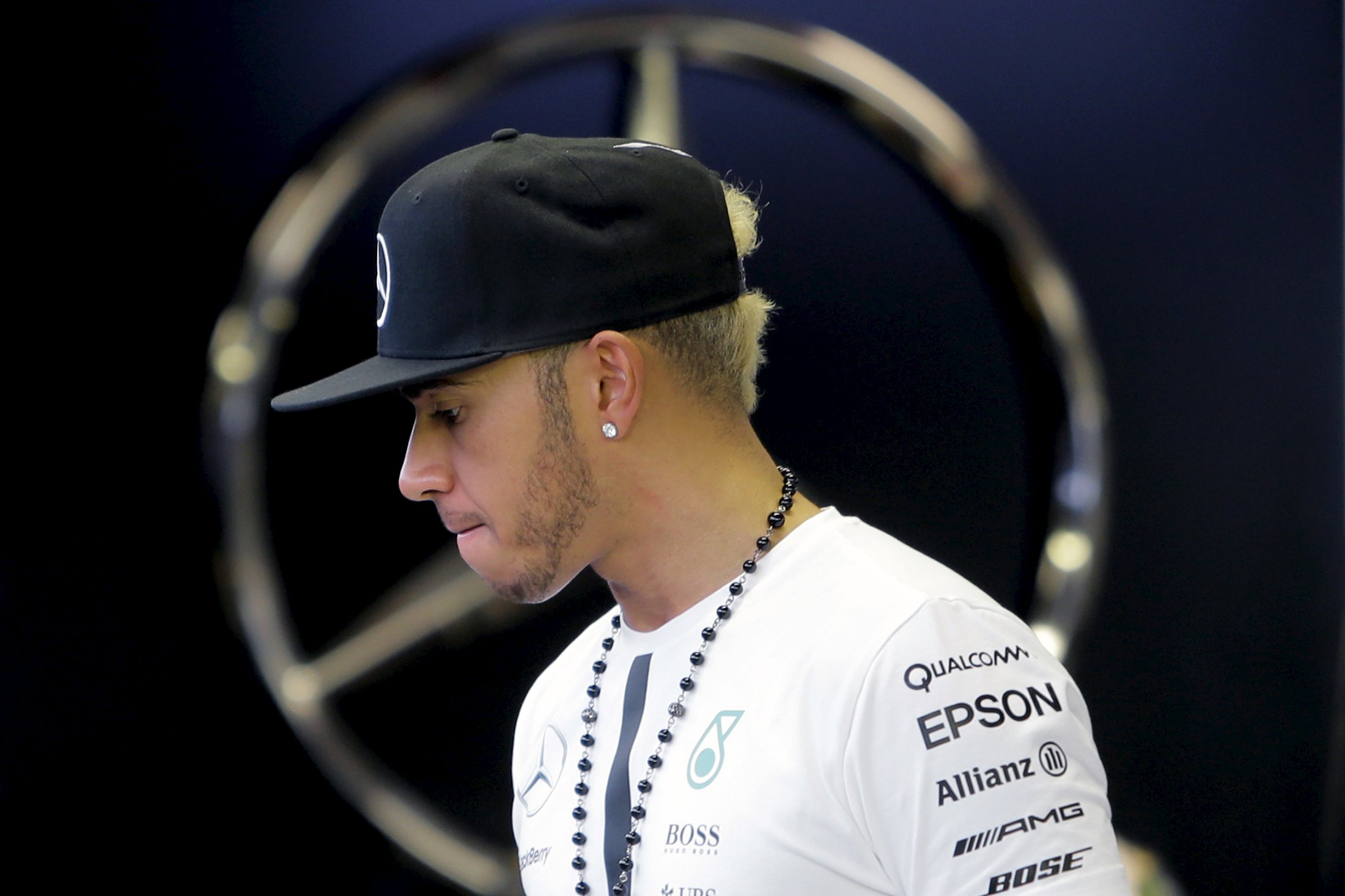 Mercedes Formula One driver Lewis Hamilton of Britain visits his team garage ahead of the Singapore F1 Grand Prix September 17, 2015.  REUTERS/Tim Chong