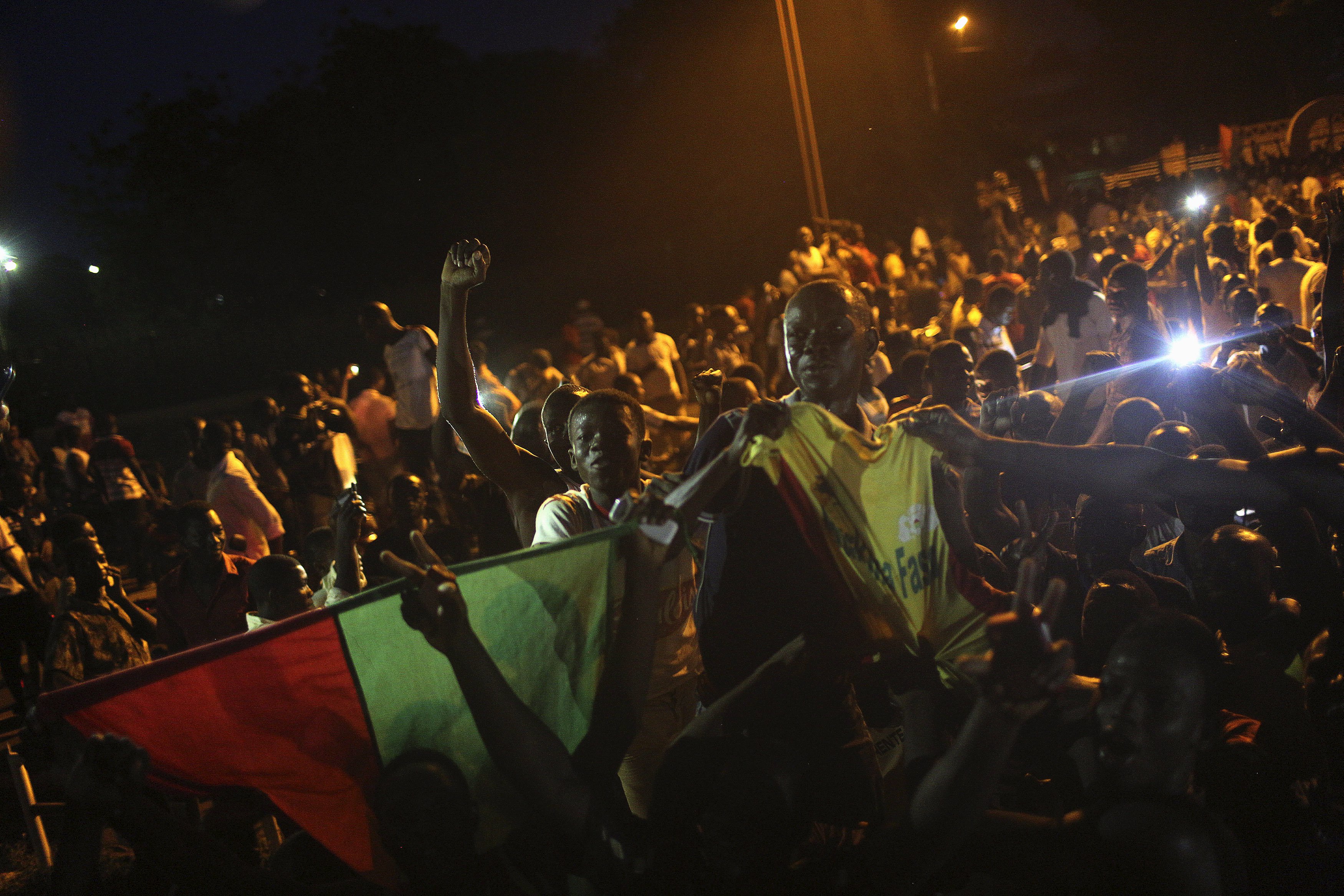 Anti-coup protesters sing the national anthem in front of the residence of traditional leader Mogho Naaba in Ouagadougou, Burkina Faso, September 21, 2015. REUTERS/Joe Penney