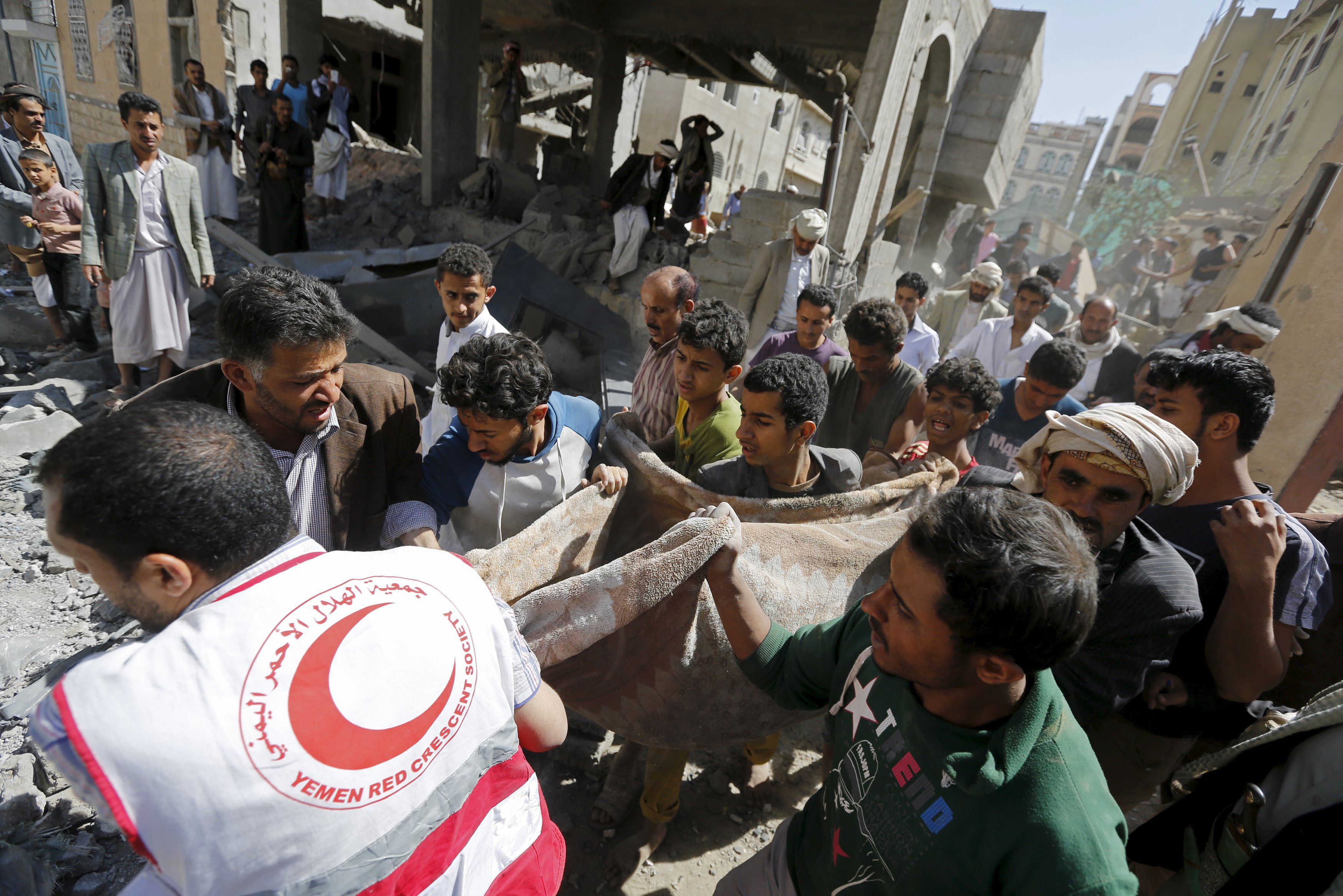 A medic and people carry the body of a boy following a Saudi-led air strike in Yemen's capital Sanaa  September 22, 2015. Photo: Reuters