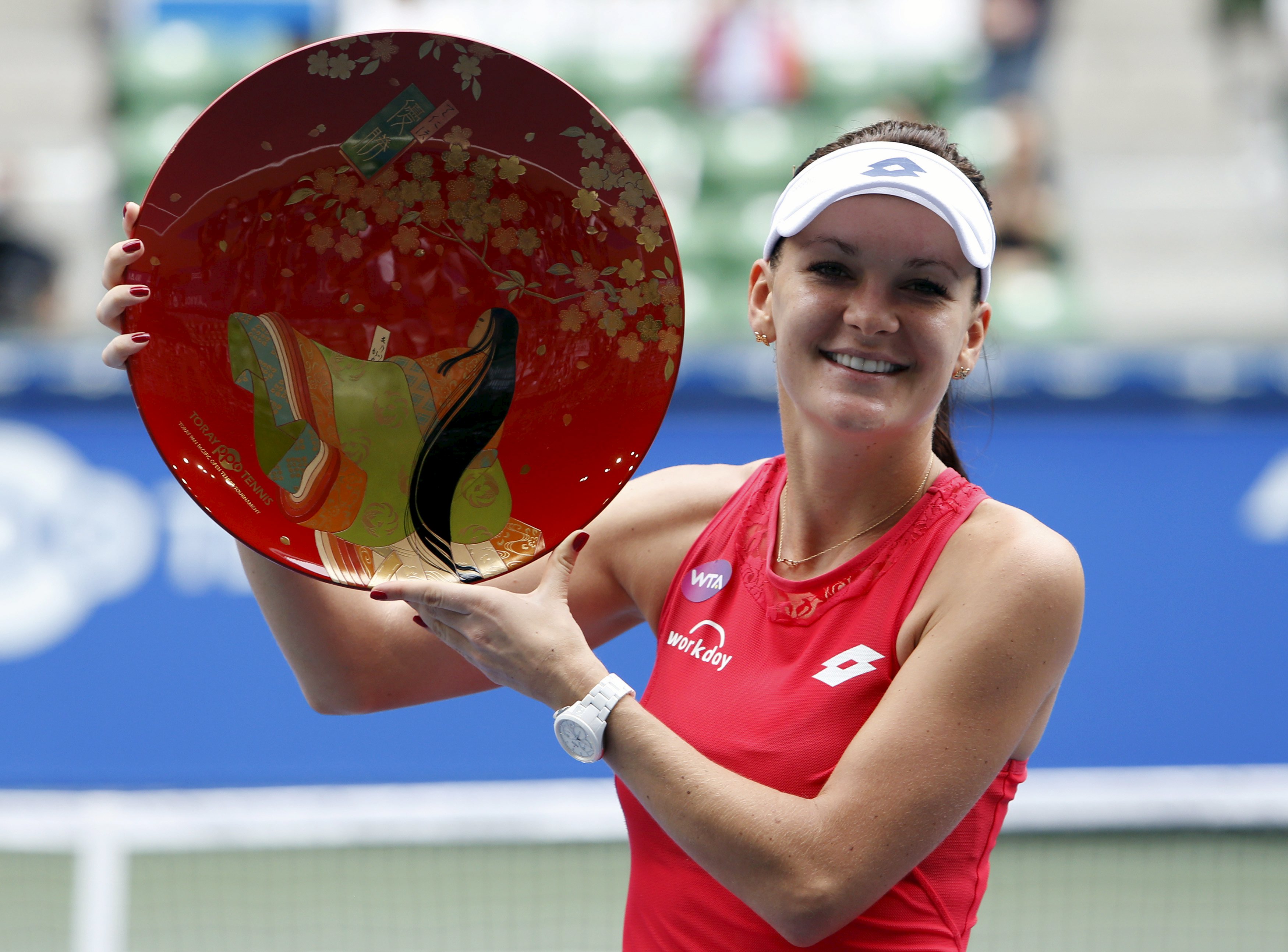 Agnieszka Radwanska of Poland holds up her trophy after defeating Belinda Bencic of Switzerland in their Pan Pacific Open women's singles final tennis match in Tokyo, Japan, September 27, 2015. Photo: Reuters