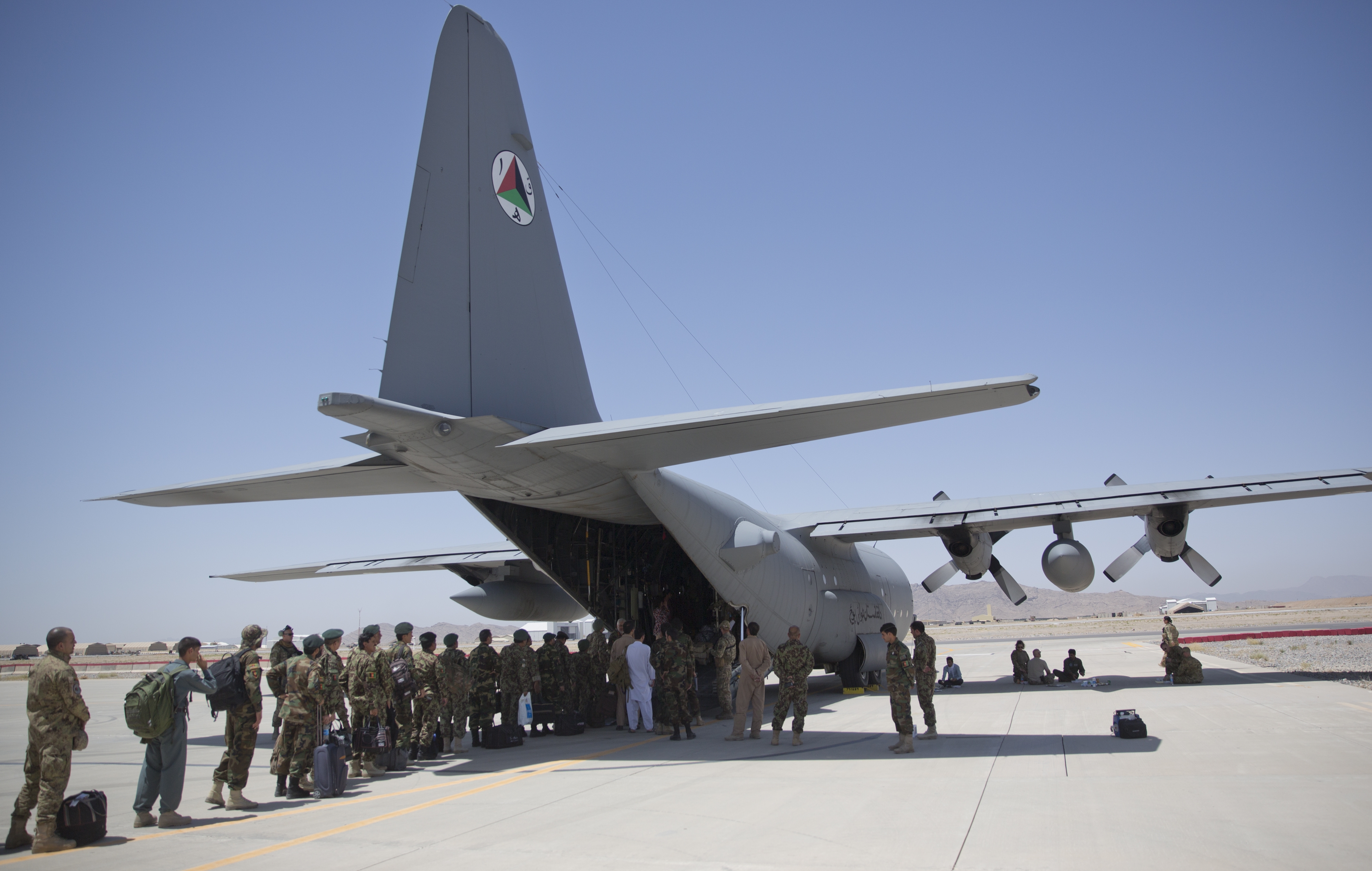  Tuesday, Aug. 18, 2015 photo, Afghan National Army soldiers line up to get into a C-130 Hercules, at Kandahar Air Base, in Kandahar, Afghanistan. Photo: AP