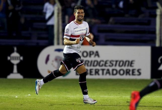 Alexandre Pato of Brazil's Sao Paulo celebrates after scoring a goal against Uruguay's Danubio during a Copa Libertadores soccer match in Montevideo, April 15, 2015. REUTERS/Andres Stapff - RTR4XIWD