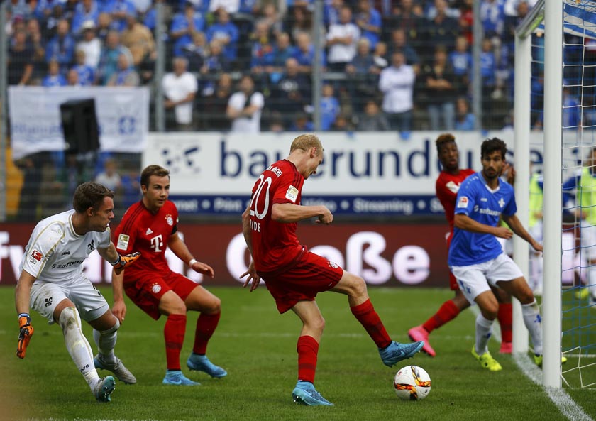 Bayern Munich's Sebastian Rode (C) scores the third goal against Darmstadt 98 during their German first division Bundesliga soccer match in Darmstadt, Germany September 19, 2015.   Photo: Reuters