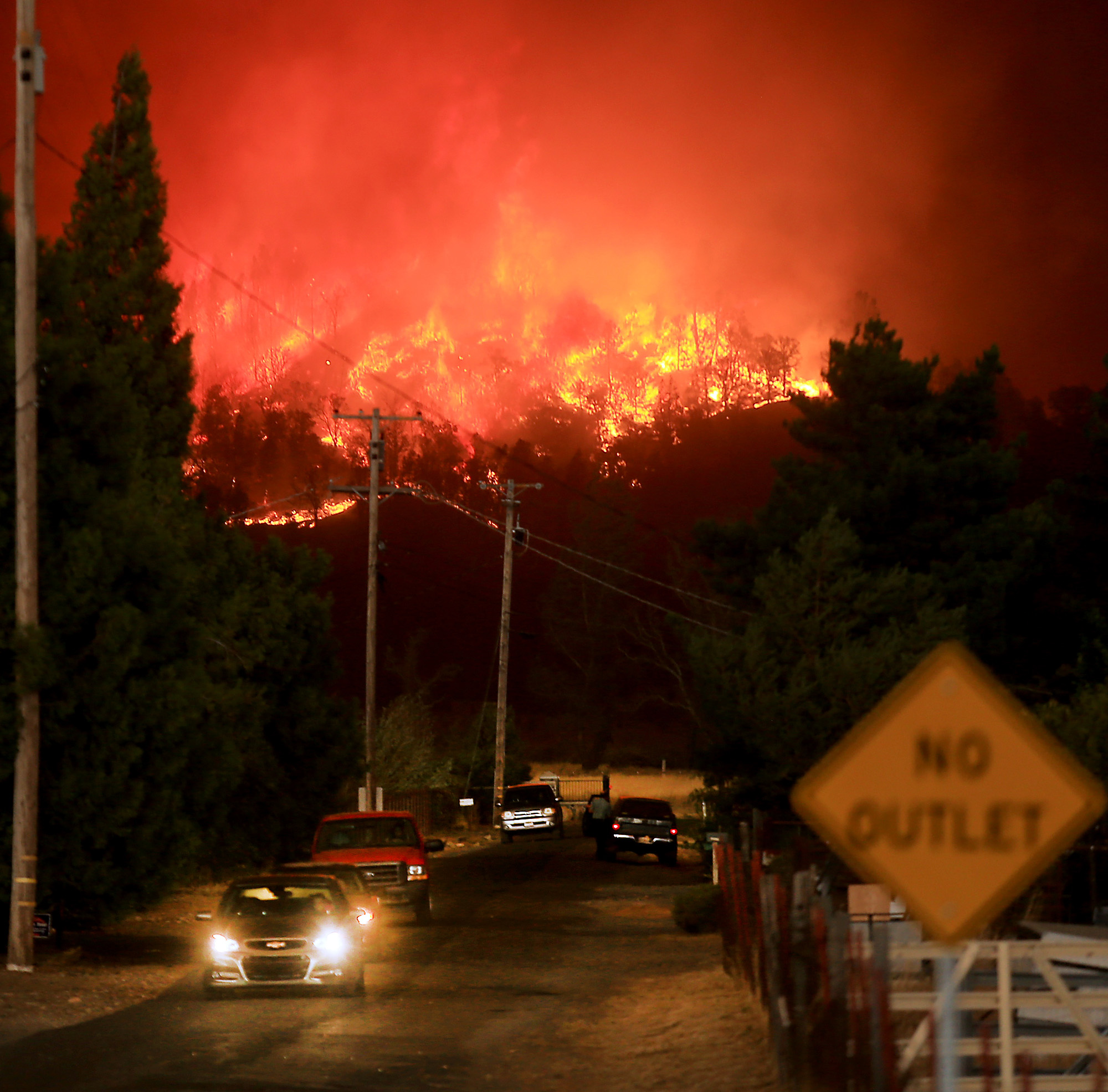 Residents evacuate from the Valley fires path as it moves in to Middletown, Calif., Saturday Sept. 12, 2015. Photo: AP