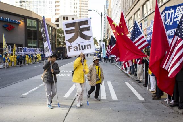 Practitioners of Falun Gong, who say the religious movement is persecuted in China, protest the visit of Chinese President Xi Jinping as counter protestors wave Chinese and U.S. flags in Seattle, Washington, September 22, 2015. REUTERS/David Ryder