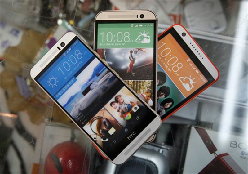 Used HTC smartphones sit on display in a phone shop in Taipei, Taiwan, Monday, September 21, 2015. Photo: AP