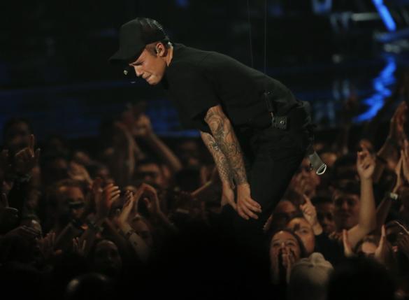 Justin Bieber reacts as he finishes performing a medley of songs at the 2015 MTV Video Music Awards in Los Angeles, California August 30, 2015.  REUTERS/Mario Anzuoni