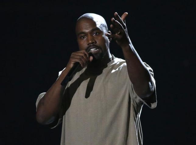 Kanye West accepts the Video Vanguard Award at the 2015 MTV Video Music Awards in Los Angeles, California, August 30, 2015.  REUTERS/Mario Anzuoni