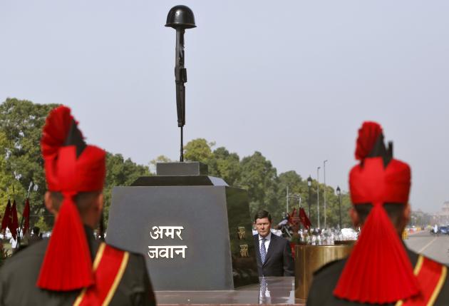 Australia's Defence Minister Kevin Andrews (C) pays his respects at the India Gate war memorial in New Delhi, September 2, 2015. REUTERS/Anindito Mukherjee