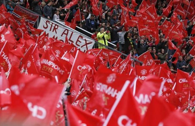 Manchester United fans wave flags before the English Premier League soccer match against Swansea City at Old Trafford stadium in Manchester, northern England May 12, 2013. Photo: Reuters