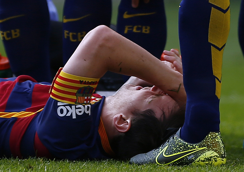 FC Barcelona's Lionel Messi lies on the pitch injured during a Spanish La Liga soccer match against Las Palmas at the Camp Nou stadium in Barcelona, Spain, Saturday, September 26, 2015. Photo: AP