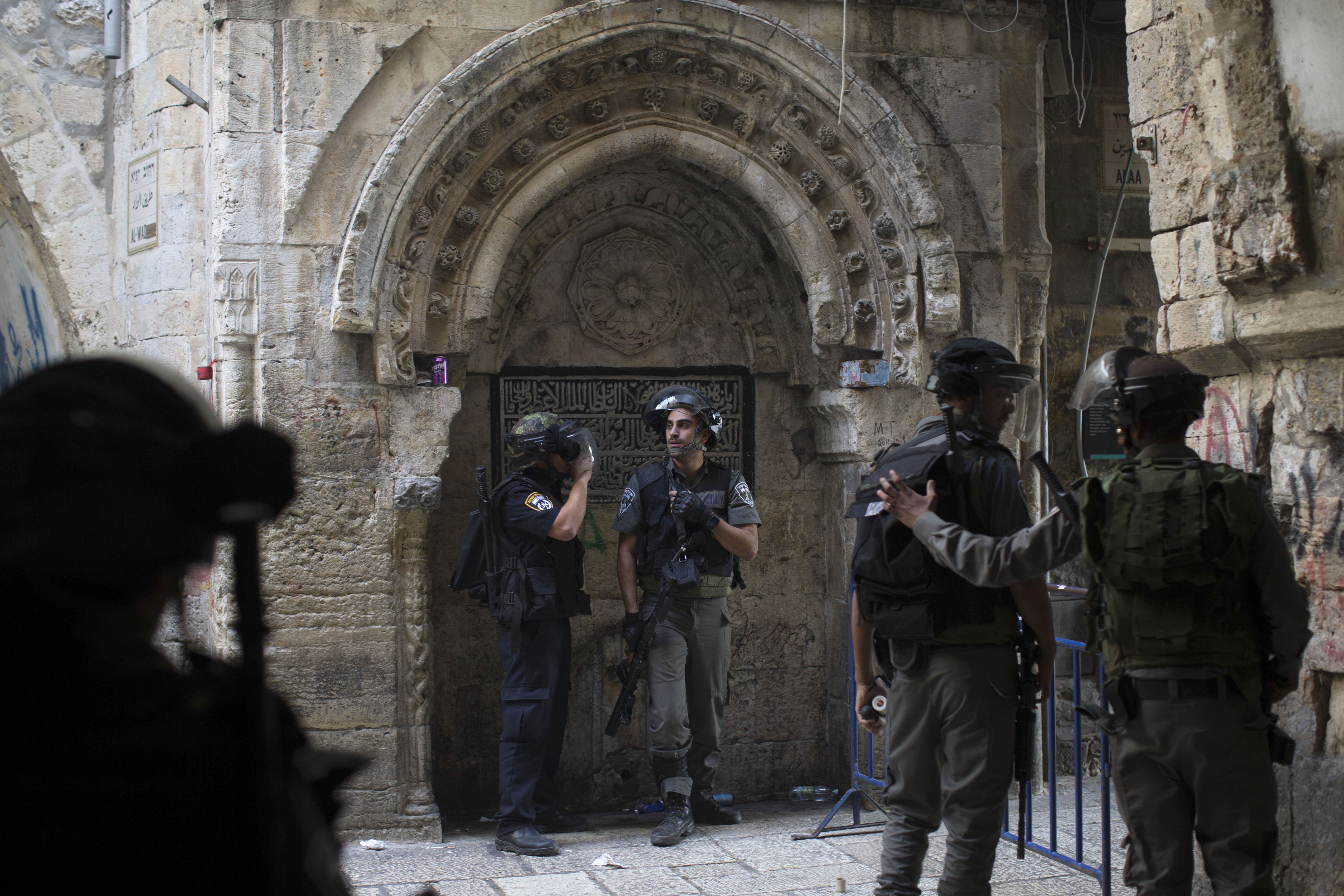 Israeli border police officers stand during clashes with Palestinian protesters in Jerusalem's old city, Tuesday, Sept. 15, 2015, in a third straight day of unrest at Jerusalem's most sensitive holy site. Photo: AP