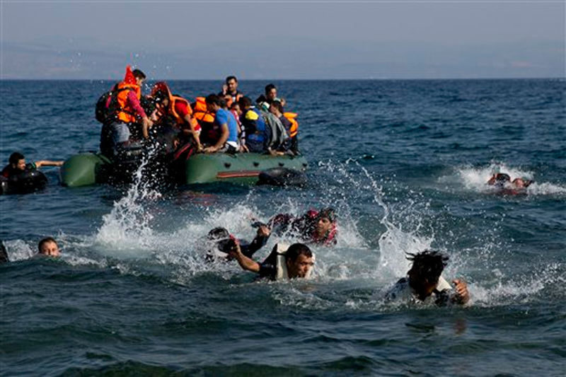 Migrant whose boat stalled at sea while crossing from Turkey to Greece swim to approach the shore of the island of Lesbos, Greece, on Sunday, September 20, 2015. Photo: AP