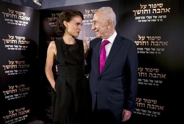Director and actress Natalie Portman (L) speaks with former Israeli President Shimon Peres during a photocall for her film 'A Tale of Love and Darkness' in Jerusalem, September 3, 2015. Photo: Reutersn