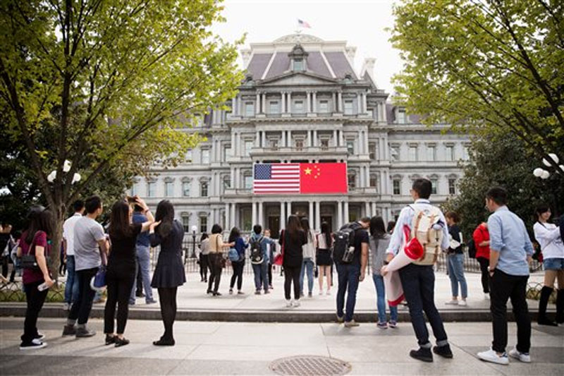 China's flag is displayed next to the American flag on the side of the Old Executive Office Building on the White House complex in Washington, the day before a state visit by Chinese President Xi Jinping on September 24, 2015. Photo: APnn