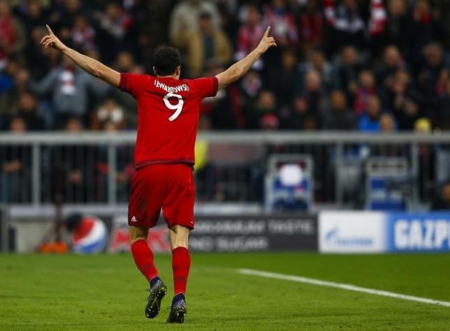 Bayern Munich's Robert Lewandowski celebrates after scoring a goal against Dinamo Zagreb during their Champions League Group F soccer match in Munich, Germany, September 29, 2015.  REUTERS/Michael Dalder