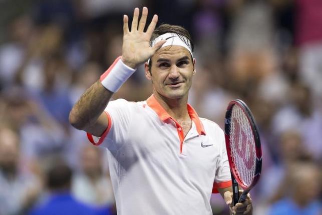 Roger Federer of Switzerland waves to the crowd after winning his second round match against Steve Darcis of Belgium at the U.S. Open Championships tennis tournament in New York, September 3, 2015. REUTERS/Carlo Allegri