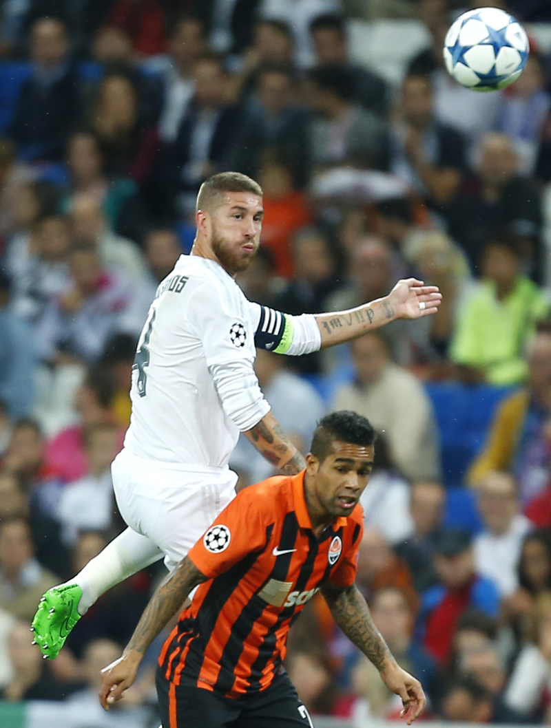 Real Madrid's Sergio Ramos jumps for the ball with Shakhtar's Alex Teixeira during a Group A Champions League soccer match between Real Madrid and Shakhtar Donetsk at the Santiago Bernabeu stadium in Madrid, Spain, Tuesday, Sept. 15, 2015. Photo: AP