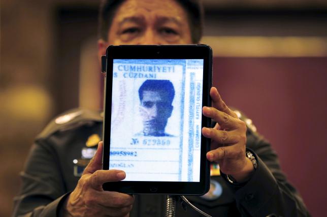 Thai police spokesman Prawut Thawornsiri shows a sketch of a suspect believed to be involved in the recent Bangkok blast at the Royal Thai Police headquarters in Bangkok, Thailand, September 1, 2015. REUTERS/Jorge Silva
