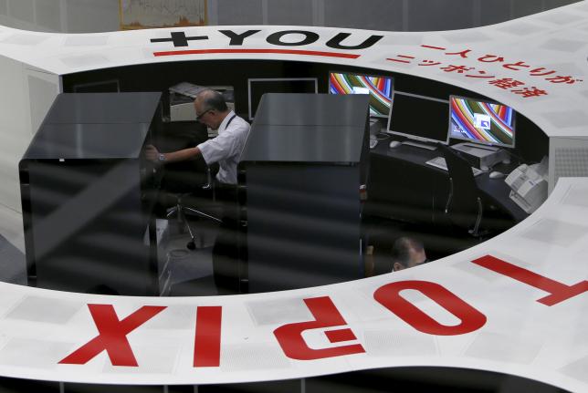 Employees of the Tokyo Stock Exchange (TSE) work at the bourse in Tokyo August 26, 2015.  REUTERS/Yuya Shino