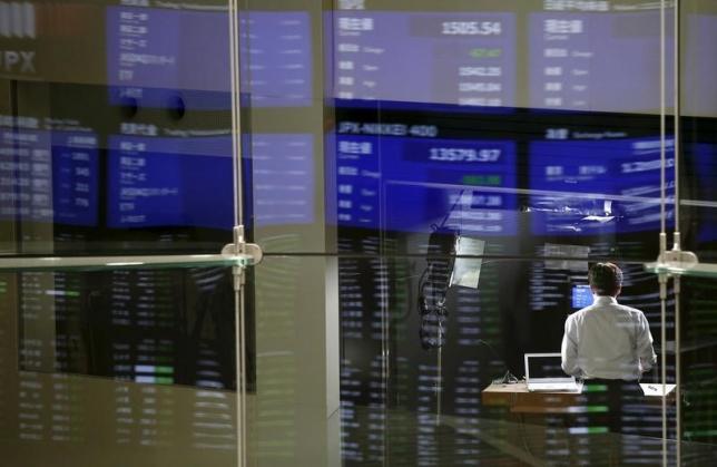 Market prices are reflected in a glass window at the Tokyo Stock Exchange (TSE) in Tokyo August 24, 2015.  REUTERS/Toru Hanai