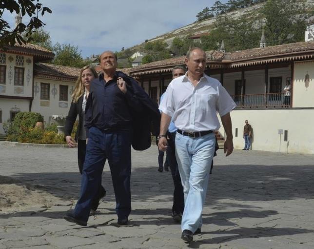 Russian President Vladimir Putin (R) and former Italian Prime Minister Silvio Berlusconi (L, front) visit the Bakhchisarai (Bakhchisaray) Historical Cultural and Archaeological Museum-Preserve in Crimea, September 12, 2015. . REUTERS/Alexei Druzhinin/RIA Novosti/Kremlin