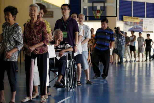 Voters queue to cast their ballots during the general election at a polling center in Singapore September 11, 2015.  REUTERS/Edgar Su